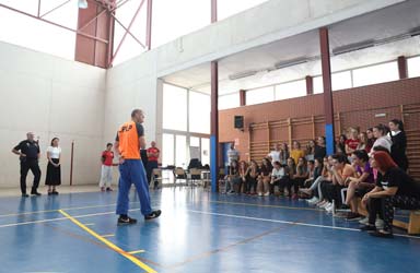 Las alumnas del Henri Matisse de Paterna participan en el taller de Autoprotección de la Policía Local 