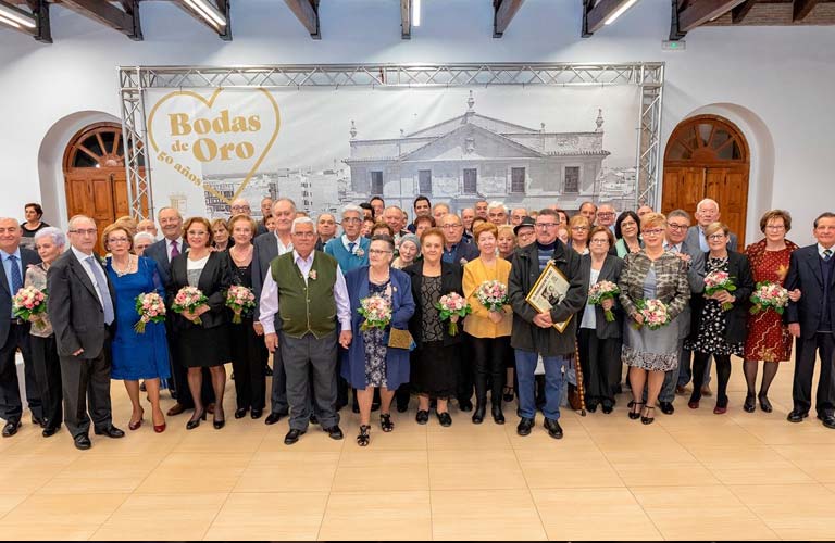 32 matrimonios de Paterna celebran sus Bodas de Oro en el Casino de la Plaza del Pueblo 