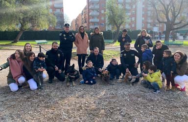 La Unidad Canina de la Policía Local de Paterna visita a los niños y niñas del Área de Neurorrehabilitación del Hospital de Manises