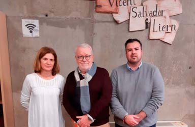 El vecino Vicent Salvador Liern dona 455 libros para los fondos bibliográficos de Paterna
