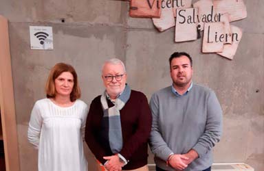 El vecino Vicent Salvador Liern dona 455 libros para los fondos bibliográficos de Paterna