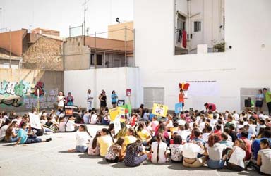 El Ayuntamiento entrega 1.200 vales de compra a los niños y niñas de Paterna con becas de comedor municipales