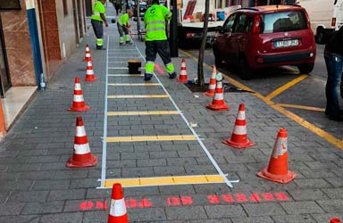 Paterna señaliza las aceras de las farmacias para evitar aglomeraciones por recogida de mascarillas