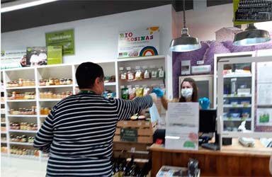 El Ayuntamiento ha repartido hoy 1.000 mascarillas entre todos los comercios abiertos de Paterna 