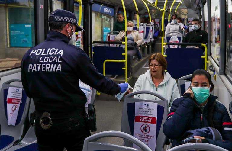 Paterna se une al reparto de mascarillas en los medios de transporte públicos 