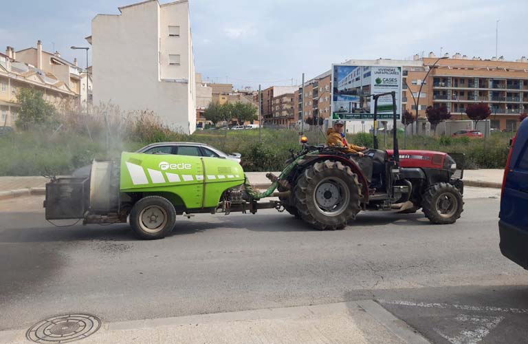 Cuatro tractores de la Cooperativa Agrícola de Paterna colaboran con el Ayuntamiento en las labores de limpieza y desinfección de la ciudad 