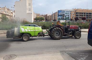 Quatre tractors de la Cooperativa Agrícola de Paterna col·laboren amb l'Ajuntament en les labors de neteja i desinfecció de la ciutat 