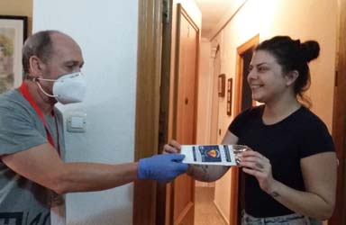 Paterna realiza un segundo reparto de mascarillas puerta a puerta para sus vecinos 