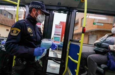 Paterna se suma hoy y mañana al reparto de mascarillas en los medios de transporte públicos 