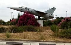 El Ayuntamiento renueva el convenio con Defensa para que el histórico avión Mirage F-1M siga expuesto en Paterna