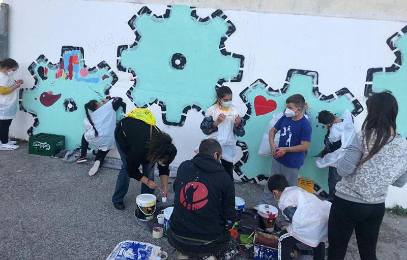 Más de 50 menores de La Coma realizan un grafitti urbano en un proyecto pionero de mejora de la convivencia