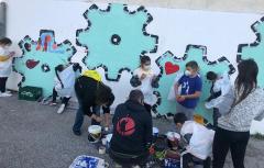 Más de 50 menores de La Coma realizan un grafitti urbano en un proyecto pionero de mejora de la convivencia