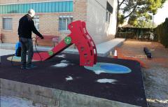 Paterna aplica pintura anticovid en las 70 zonas de juegos infantiles de los colegios y parques