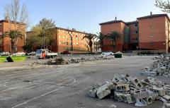 Paterna derriba el muro de la plaza de La Yesa en La Coma para propiciar un entorno más limpio y libre de escombros 