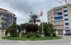 El Ayuntamiento de Paterna conmemora el Día de la República izando la bandera tricolor en su plaza e iluminando el Palau 