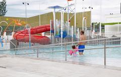 Más de 200 personas disfrutan de la Piscina de Verano de Paterna en su primer día de apertura