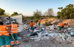 El Ayuntamiento de Paterna retira 20 toneladas de escombros y dos camiones de enseres en un punto de vertido de El Plantío 