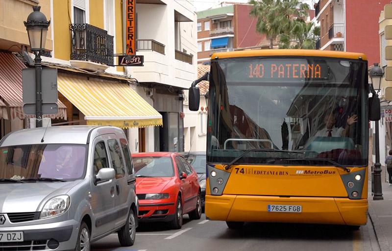 Un total de 47 estudiantes paterneros que cursan estudios superiores fuera de la ciudad se benefician de las ayudas municipales para el transporte 