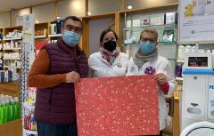 El Ayuntamiento reparte entre los comercios locales el papel de regalo navideño que edita con motivos de Paterna 