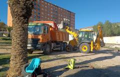 Recogida de 5.220 kilos de escombros en la Plaza de la Yesa en un nuevo dispositivo municipal especial de limpieza en La Coma 