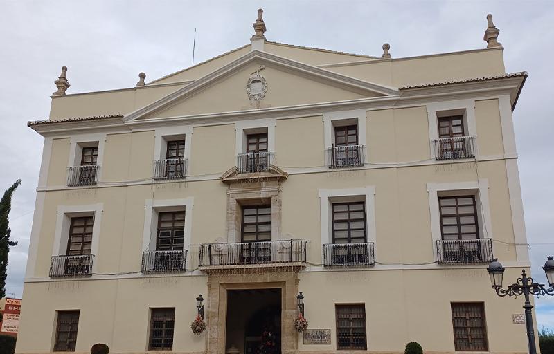 El palau de l'Ajuntament de Paterna renova la seua imatge recuperant els seus colors originals