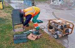 El Ayuntamiento de Paterna instala un centenar de nuevas papeleras en parques y jardines de la ciudad