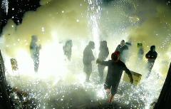 Paterna presume de “bon foc”, reivindica la paz y prende la mecha de las Fallas con su Cordà en València