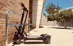 El Ayuntamiento de Paterna instala un aparcamiento para patines en la biblioteca de La Cova Gran