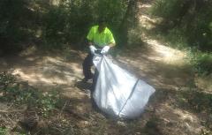 Paterna limpia el vertido de toallitas del cauce del barranco de Serra
