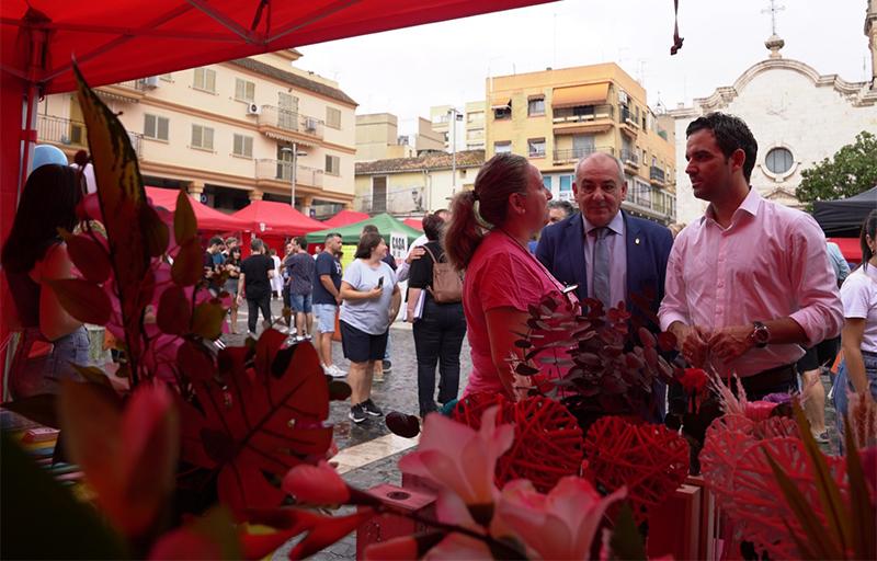 Paterna Unió de Comerç celebra una feria con firmas de libros, sorteos, música en directo y talleres infantiles