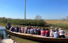 Cerca de 500 paterneros y paterneras celebran el Día del Mayor con un paseo en barca y una comida en la Albufera