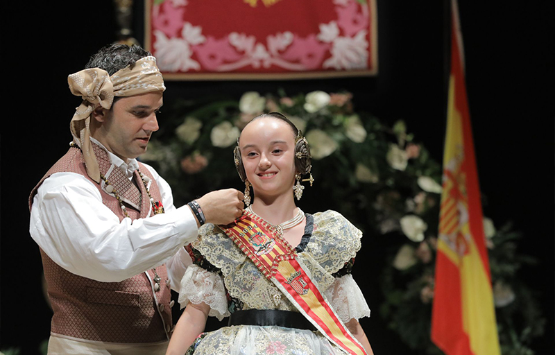Sagredo en la imposició de la insígnia d'or a Vera Niñerola Fallera Major Infantil