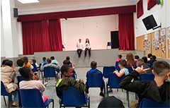 Paterna conciencia sobre los riesgos de las adiciones a las TIC al alumnado de Primaria con la obra de teatro ENXARXATS