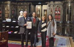 El Presidente de la Cofradía de San Vicente de La Cañada dona a la biblioteca del Senado de España un ejemplar del libro de Vicente Ferrer