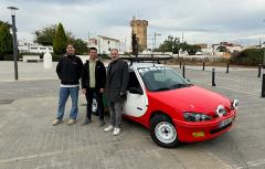 El paternero Pablo Cardona, que participará en el próximo Dakar universitario, expone el coche de este proyecto solidario en la Carpa Jove de Nadal