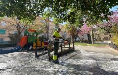La 5ª Campaña de Limpieza Intensiva de Paterna limpia, baldea y desinfecta calles, contenedores y elementos urbanos de todos los barrios
