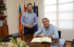 El profesor Ricardo Borrull, conocido como el maestro gitano de Paterna, firma en el Libro de Oro de la ciudad
