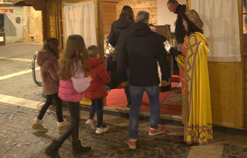 El Carter Real visita els diferents barris de Paterna per a rebre les Cartes als Reis Mags dels xiquets i xiquetes de la ciutat