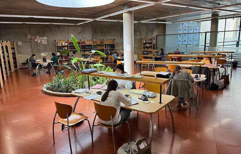 Vuelve el horario ininterrumpido en los centros de estudio de las bibliotecas de Paterna para facilitar la preparación de exámenes