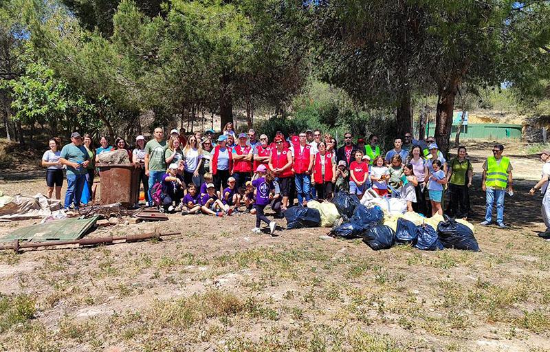 Alrededor de 60 voluntarios han participado en una jornada de limpieza del Barranco del Rubio de Paterna (2)