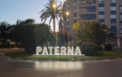 Paterna, ciudad piloto de economía circular, estrena letras monumentales con su nombre hechas con plásticos reciclados de móviles y ordenadores y donadas por AIMPLAS