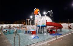 Vuelven las noches refrescantes en la piscina de verano de Paterna los próximos viernes del mes de julio