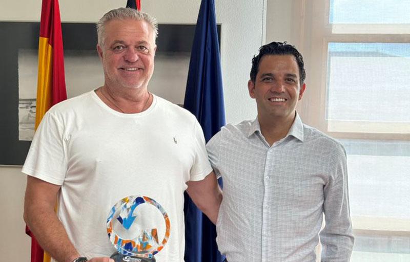 El Alcalde Sagredo recibe al paternero Vicente Olmos tras ser nombrado Embajador del Reciclado de Plásticos 2024 de Europa