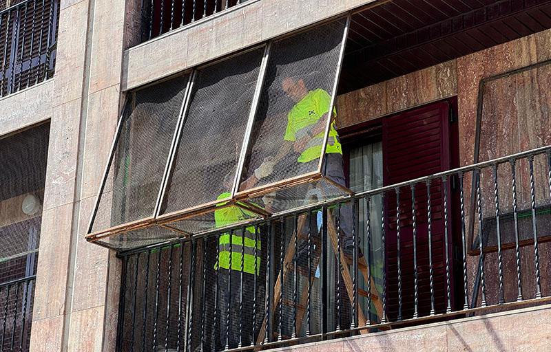 Arrancan los preparativos para la Millor Cordà del Món con la colocación de las protecciones en la calle Mayor de Paterna