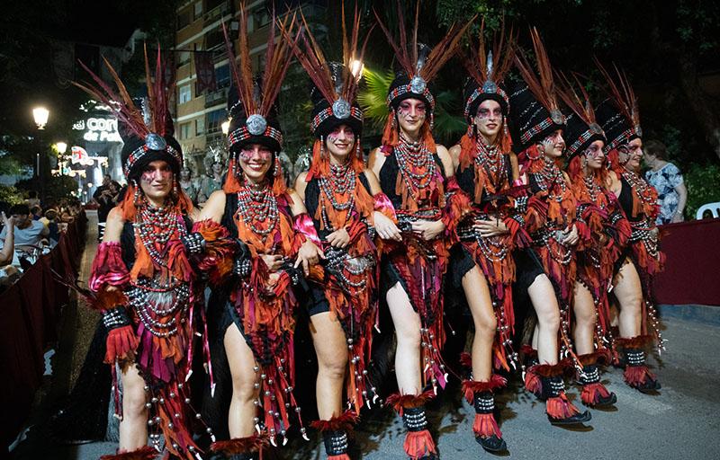 Las calles de Paterna se llenan de música, luz y color con los elegantes y majestuosos desfiles de la Gran Nit Cristiana y Mora