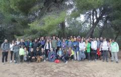 Más de medio centenar de personas participaron en una jornada de paseo por el bosque de La Vallesa este domingo