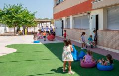 Un total de 1.037 xiquets i xiquetes entre 3 a 12 anys gaudixen des de hui de l'Escola d'Estiu de Paterna