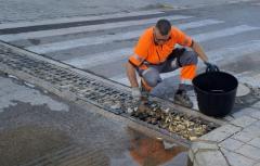 Paterna intensifica la neteja de la seua xarxa d'embornals i clavegueram davant el risc de tempestes d'estiu