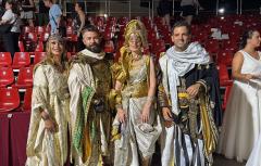 El color, l'elegància i la música de les espectaculars desfilades de la Gran Nit Mora i Cristiana reten homenatge a la distinció d'estes Festes com a Interés Turístic Autonòmic