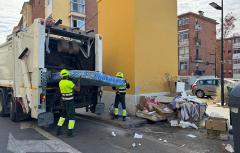 El Ayuntamiento retira en apenas 48 horas 44 colchones y 22 sofás de la vía pública sin aviso al servicio de recogida de enseres